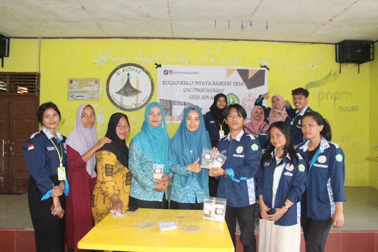 Mahasiswa Kukerta UNRI Beri Inovasi Pengolahan Jahe Merah Dan Daun Kelor Menjadi Teh Herbal Sebagai Kreativitas Umkm Di Desa Api-Api Desa Air Kulim